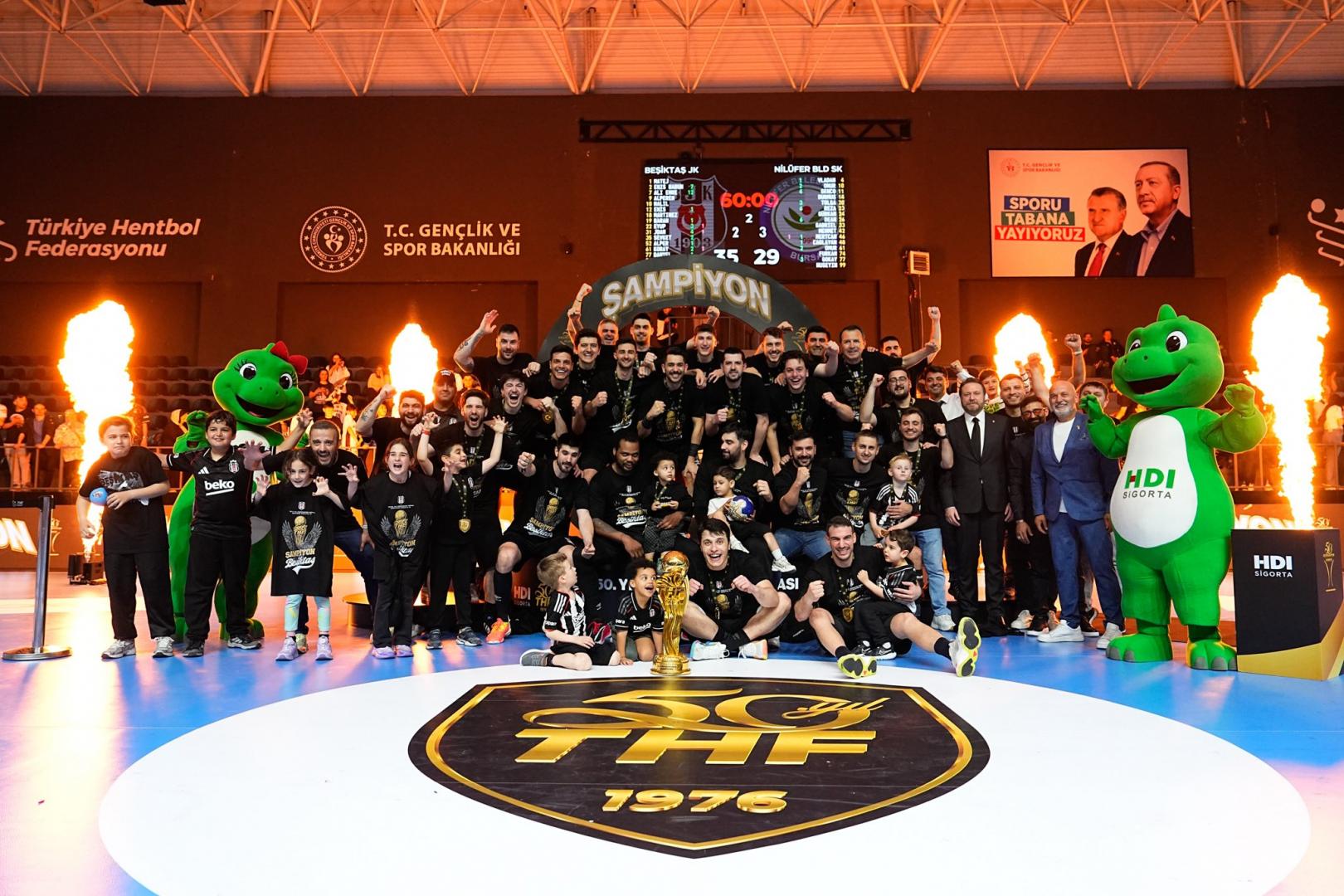 Beşiktaş, 50. Yıl Federasyon Kupası'nı müzesine götürdü!