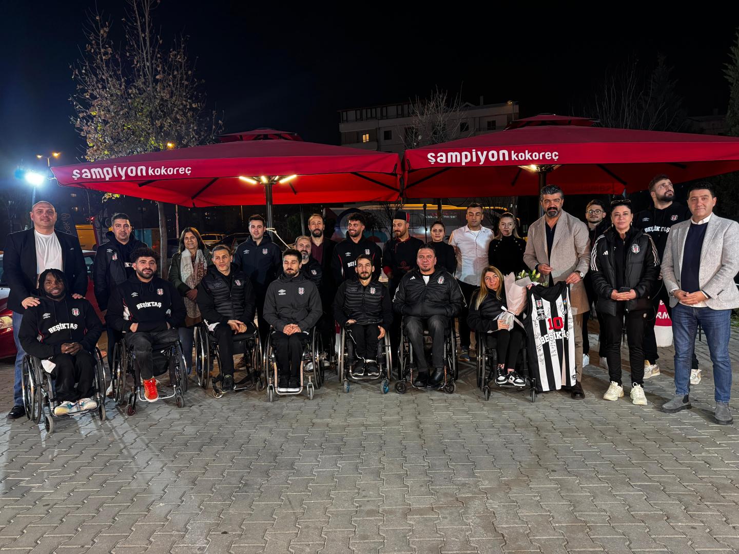 Beşiktaşlı sporcular, galibiyeti Ankara’da kutladı!