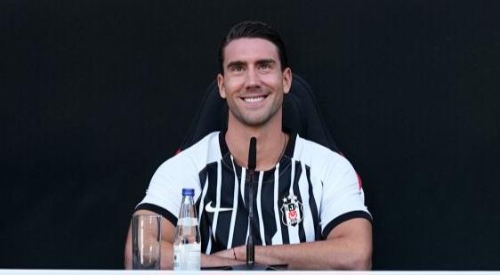 Beşiktaş, Dusan Vlahovic için imza töreni düzenledi!